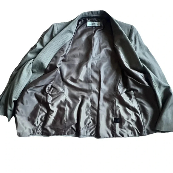 Tahari Arthur Levine Women Size 8
Beige Pinstripe Two Button Blazer
Jacket - Picture 5 of 6